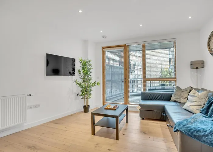 Spacious 2 Bedroom Apartment With Balcony